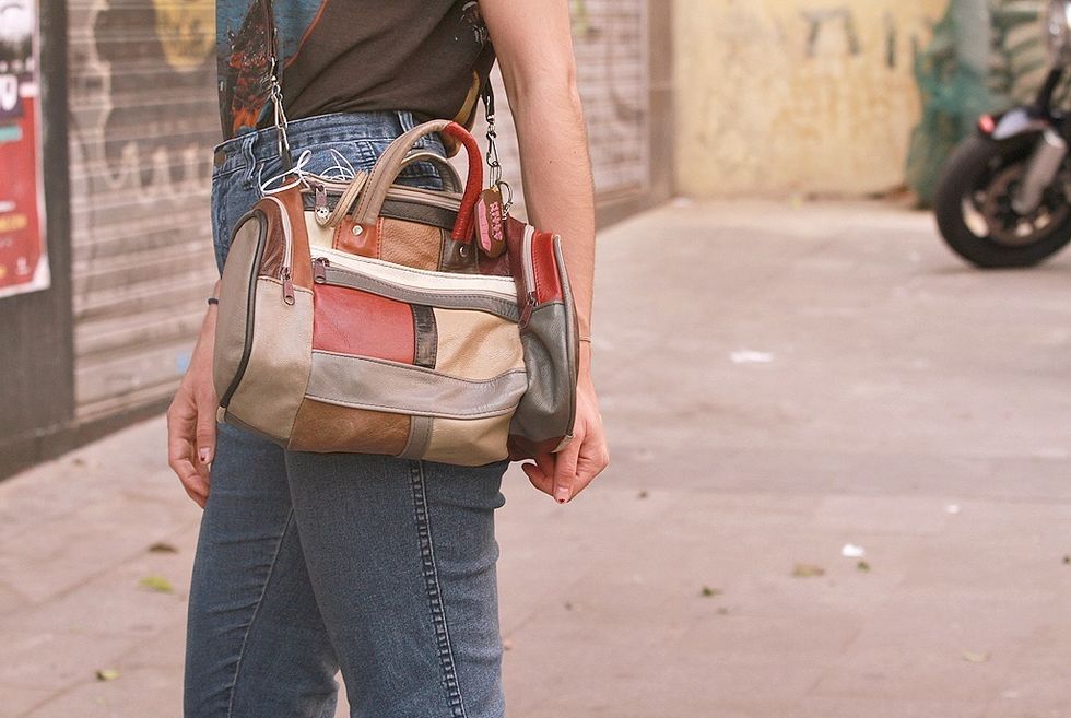 <p>Centramos nuestra atención en el bolso en patchwork que lleva nuestra chica roquera. Es vintage.&nbsp;</p>
