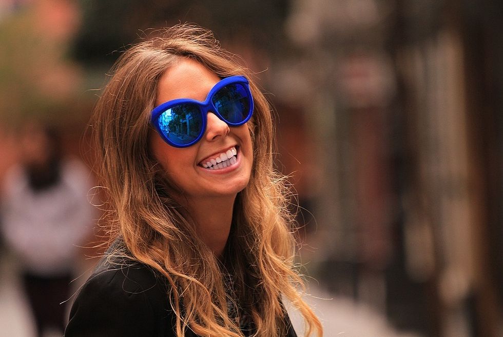 <p>Las maxigafas de pasta de color azul Yves Klein con lentes solares son de Italian Independent.&nbsp;</p>