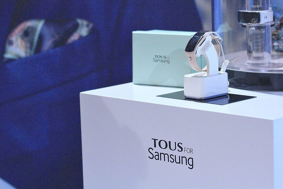 <p>De la asociación entre la moda y la tecnología están surgiendo maravillosos maridajes. Samsung ha decidido aliarse con una empresa del lujo como Tous para crear wearables que se fundan con tus looks ganadores.&nbsp;</p>