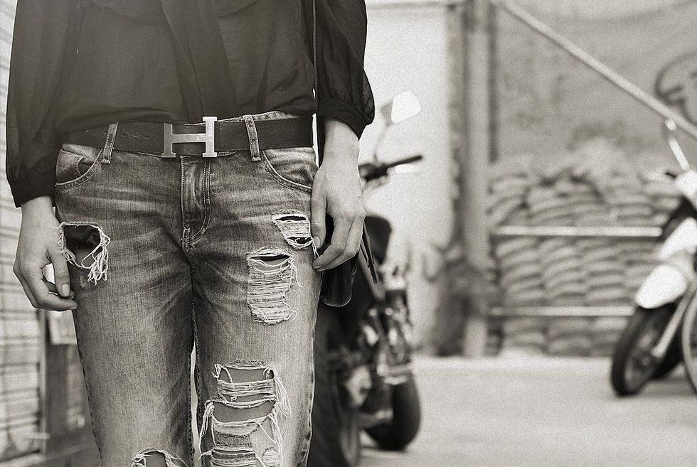 <p>Primer plano de su cinturón de cuero negro con hebilla metálica de acero de Hermès.&nbsp;</p>