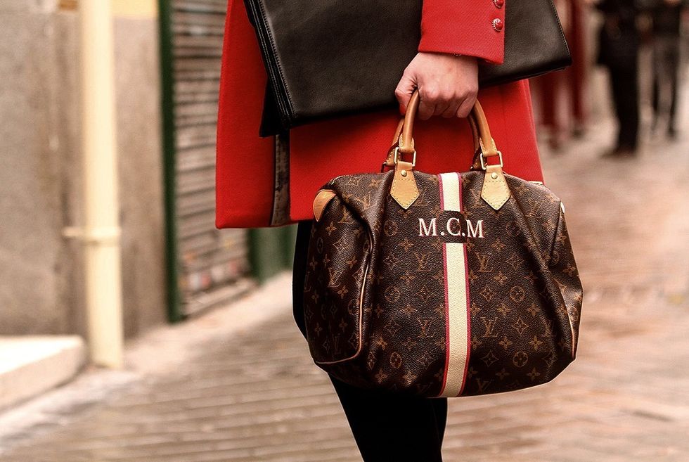 <p>Marina imprime su propio sello en este bolso customizado con monogram de <strong>Louis Vuitton</strong>.&nbsp;</p>