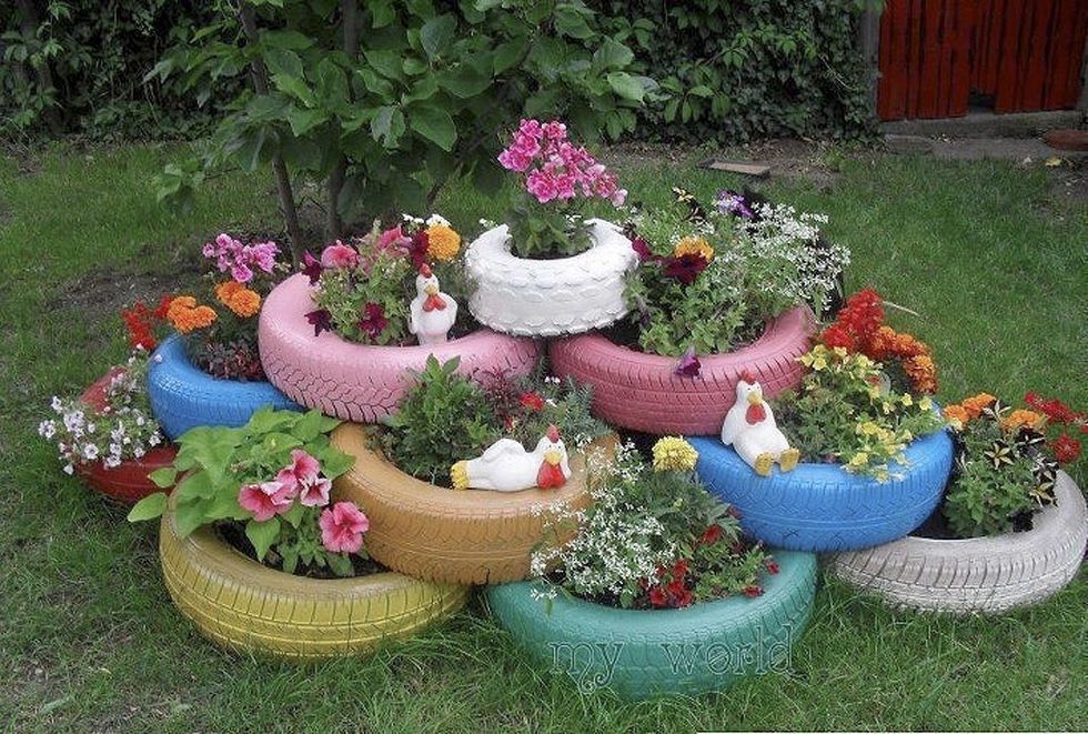 <p>Si tienes la suerte de contar con un jardín, una forma preciosa de adornarlo con flores es plantándolas en maceteros forjados a base de neumático. Consíguelos de diferenes tamaños, píntalos a tu gusto y crea tu propio puzzle: es una iniciativa perfecta para tener lista este verano. Fichamos la idea en <a href="http://blogs.20minutos.es/un-hogar-con-mucho-oficio/2013/05/28/reciclaje-sobre-ruedas-5-grandes-ideas-para-darle-nueva-vida-a-tus-neumaticos/" target="_blank">Un hogar con mucho oficio</a>.</p>