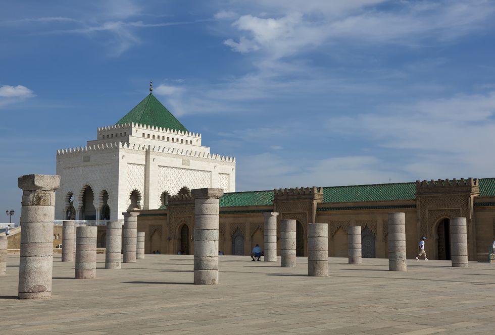 <p>En el mismo lugar que la Torre de Hasán se encuentra el Mausoleo de Mohamed V. Este complejo funerario está edificado sobre un pedestal de 3,5 metros de altura, tiene una cúpula ornamentada y un tejado piramidal de tejas verdes. En su interior están enterrados Mohamed V y Hasán II, abuelo y padre respectivamente del actual Rey y también un tío de éste.</p>