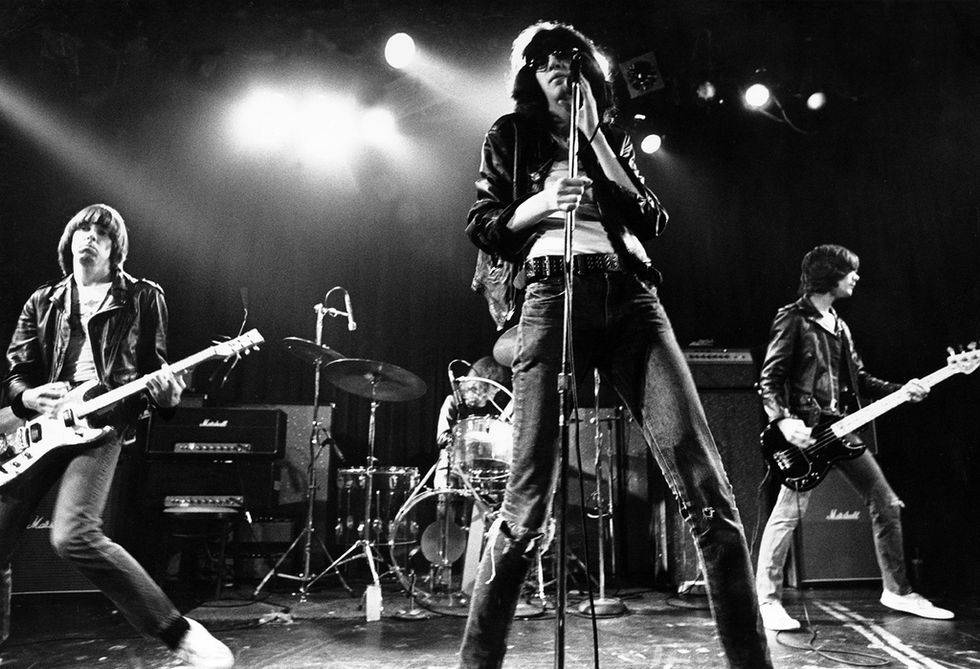 <p>Hartos ya de las canciones de 10 minutos, los Ramones nacieron en la escena neoyorquina del CBGB con temas que eran auténticos 'disparos' sonoros de 120 segundos. Lo que hicieron fue recuperar el espíritu primitivo del rock, limpiarlo de engolamientos, y con ello sentaron las bases de la música de las siguientes décadas, inventándose algo tan grande como el punk.</p>
