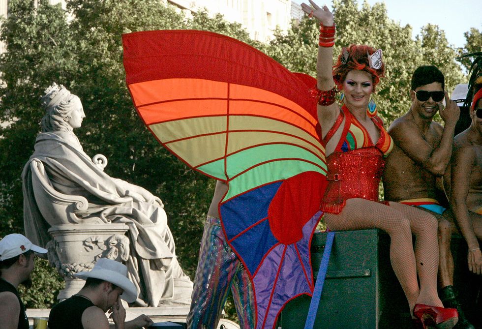 <p>Este es el fin de semana en el que Madrid tendrá como gran protagonista a la celebración del Orgullo LGTB. Además de la mítica Pride Parade, el desfile-manifestación al que concurren prácticamente todo el mundo (desde partidos políticos hasta amas de casa), también puedes festejar la igualdad de identidad sexual hoy viernes. Por ejemplo, asistiendo a la coronación de Mr. Gay Pride en la Puerta del Sol (enntre las 20:00 y las 2:30 horas), pasándote por Fabrik para asistir a la molona WeParty o, si prefieres algo más tranquilo, la proyección de la película 'Mi primera vez' (Noémie Saglio y Maxime Govare, 2015) en el patio del Institut Français. Tienes toda la programación <a href="http://www.madridorgullo.com/" target="_blank">aquí.</a></p>