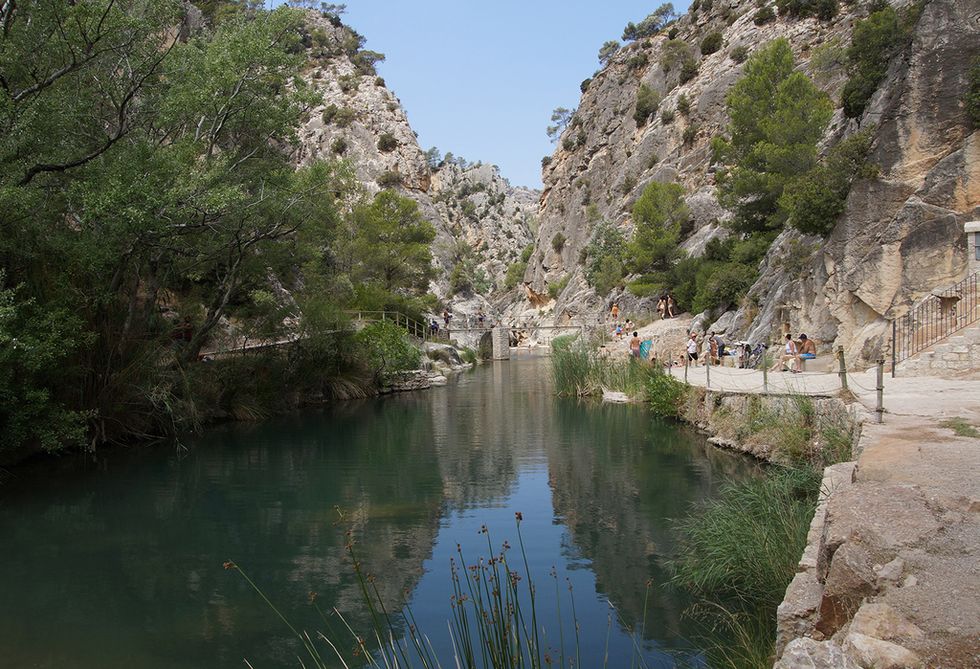 <p>En Gandesa (Tarragona), se encuentra esta fuente de agua minero-medicinal, que surge a 28 grados, a la izquierda del río Canaletes. El acceso es un poco complicado en coche; al subir por una ladera elevada, se estrecha el camino por una pista forestal y se hace poco recomendable para conductores con vértigo. Si puedes superarlo, vale la pena, te puedes dar un baño en las pozas, muy limpias, y disfrutar de una zona habilitada con duchas, área de juegos, zona para picnic...</p>