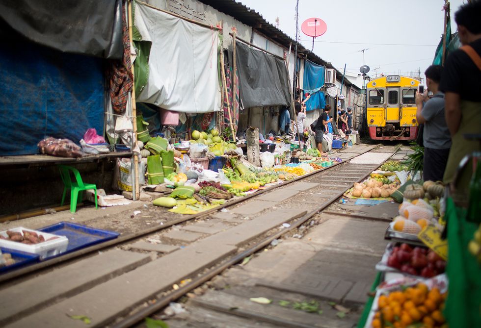 <p>Es un tren que conecta Wongwian Yai (Bangkok) y Samut Songkhram, con un recorrido de 67 km. Pero lo que le ha hecho famoso es que atraviesa más o menos durante 1.000 metros uno de los mercados de pescado marisco más conocidos del país, situado a una hora de Bangkok. Cuando el tren se aproxima (unas seis veces al día), todos los tenderos apartan sus puestos y mercancías, y se retiran a un lado, para que pase.&nbsp; </p>