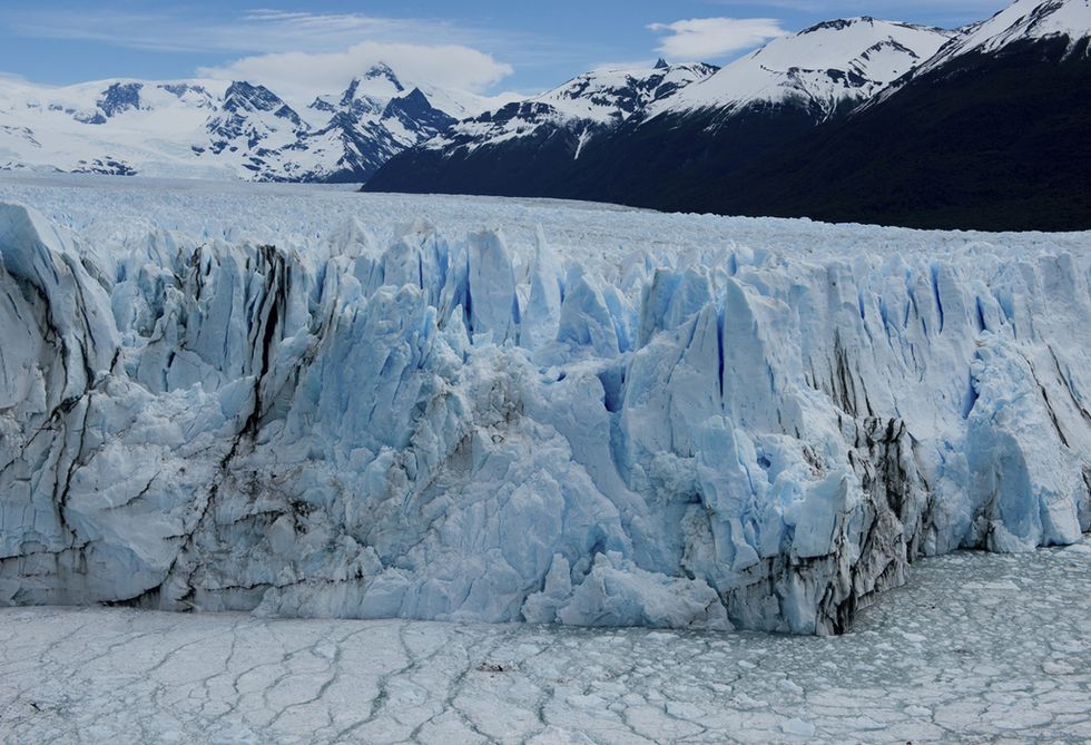 <p>Si como recién casados os tira el invierno y paisajes helados donde buscar el cálido abrazo de vuestra media naranja, aquí va un paraje espectacular: el Perito Moreno. Este increíble regalo de la naturaleza está situado al sur del Parque Nacional Los Glaciares y abarca unos 30 km de largo y 60 km de alto. Para poder apreciarlo, des del Parque Nacional se realizan excursiones y paseos en embarcaciones ideales para avistar sus paisajes de hielo y sus incomprensibles formaciones azuladas. Podéis completar la visita con otros glaciales como el Upsala, el Spegazzini o el Bolagos.</p>