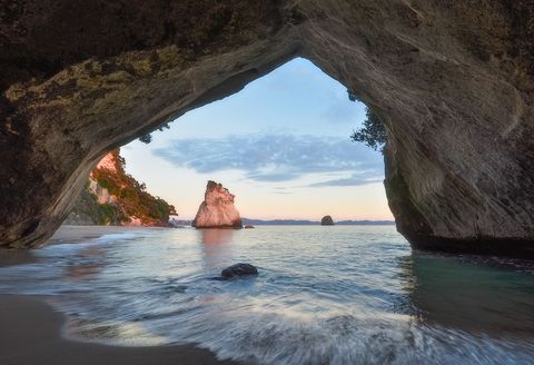 <p>La enorme bóveda de esta cueva crea un rincón realmente pintoresco en la península de Coromandel. Se trata de una caverna con una arcada gigante, que pasa a través de un cabo de rocas blancas y une dos ensenadas remotas. Al fondo, la playa arenosa con árboles pohutukawa, lo que le convierte en un paisaje paradisíaco.</p>