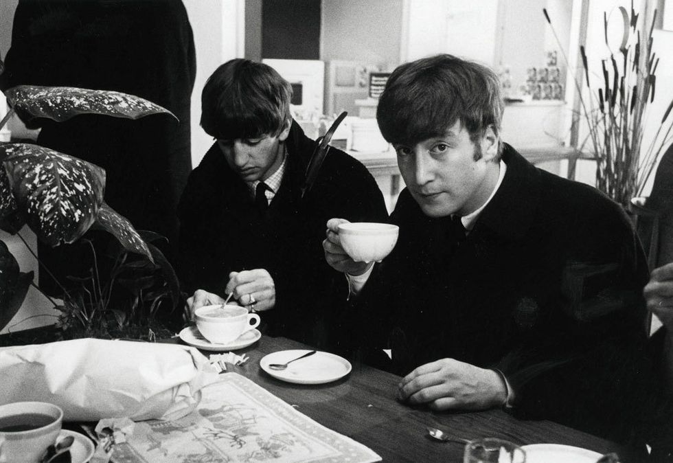<p>
El batería Ringo Starr y el guitarrista y vocalista John Lennon tomando café en el aeropuerto de Estocolmo durante su gira por Suecia en 1963.<br />Firma: Popperfoto/Getty Images</p>