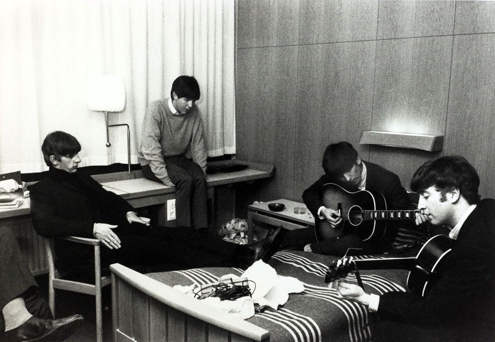<p>
Los componentes del grupo, en octubre de 1963, ensayando nuevas canciones en la suite de un hotel de Suecia, uno de los primeros países que se rindieron a la calidad musical de los de Liverpool. <br />
Firma: Popperfoto/Getty Images<br />&nbsp;</p>