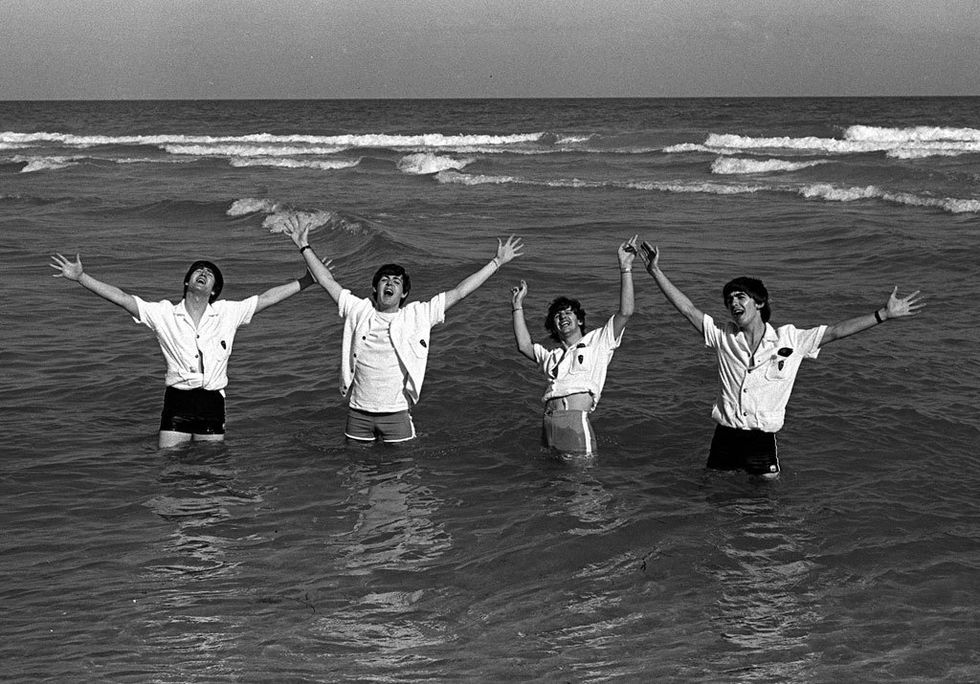 <p>
The Beatles posan de manera divertida en las playas de Miami durante un descanso de su gira americana en 1964. Estados Unidos se rindió al grupo gracias a la canción ‘I want to hold your hand’.<br />Firma: Popperfoto/Getty Images</p>