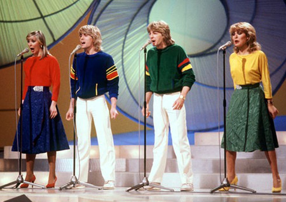 <p>¡Bienvenidos a los ochenta! Pegadiza e irresistible, los británicos Buck Fizz se llevaron con su <a href="https://www.youtube.com/watch?v=boEph_ic-NM" target="_blank">“Making Your Mind Up” </a>el Festival de Eurovisión de 1981, que se celebraba en Dublín. El look inicial del cuarteto, en el que el juego de colores, las camisetas, sudaderas y contrastes tenían todo el protagonismo, pasó a segundo plano en el momento en el que los chicos les quitaron la falda a las chicas y se desveló que debajo llevaban otra minifalda. Fue la primera vez en Eurovisión que se hizo un cambio de vestuario en escena, algo muy repetido posteriormente.</p>