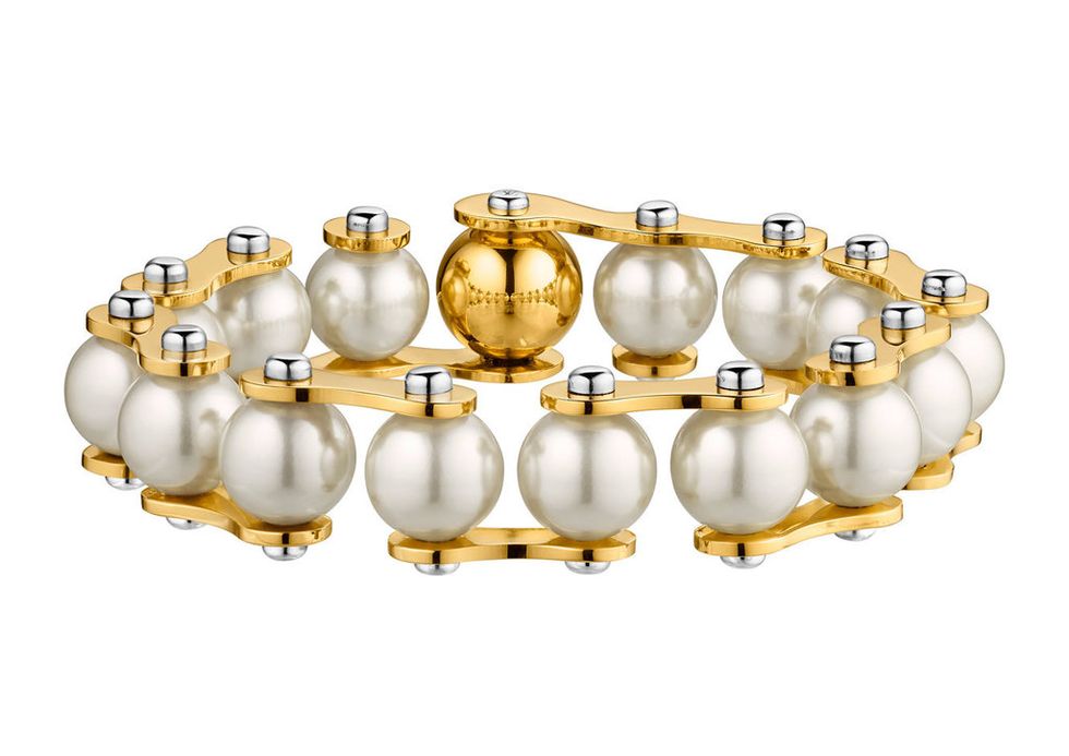 <p>Pulsera de perlas de una hilera que combina las perlas <a href="http://es.louisvuitton.com/esp-es/productos/pulsera-lv-speedy-pearls-de-una-hilera-011250" target="_blank">Louis Vuitton</a> con un diseño moderno, inspirado en el ciclismo. Un accesorio perfecto para una mujer activa y actual que no renuncia a lo clásico (675 €).</p>