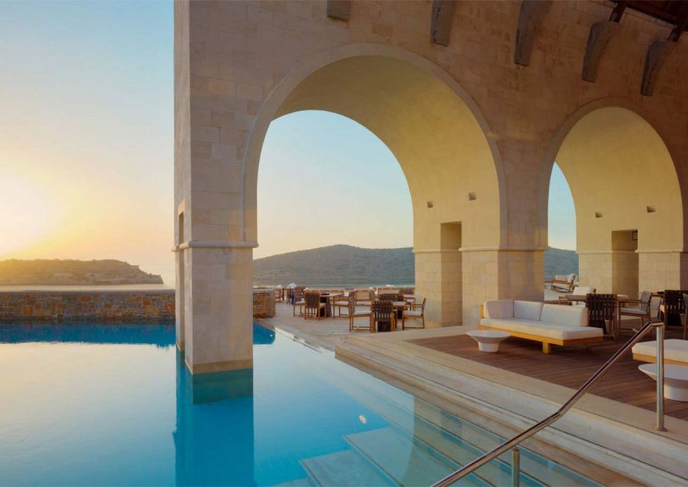 <p>Este majestuoso hotel se encuentra ubicado en la isla de Creta y el lujo parece ir un paso más allá en sus estancias. Pierde todos tus sentidos en una de sus piscinas mientras disfrutas de un cóctel y unas impresionantes vistas del mar.</p>
