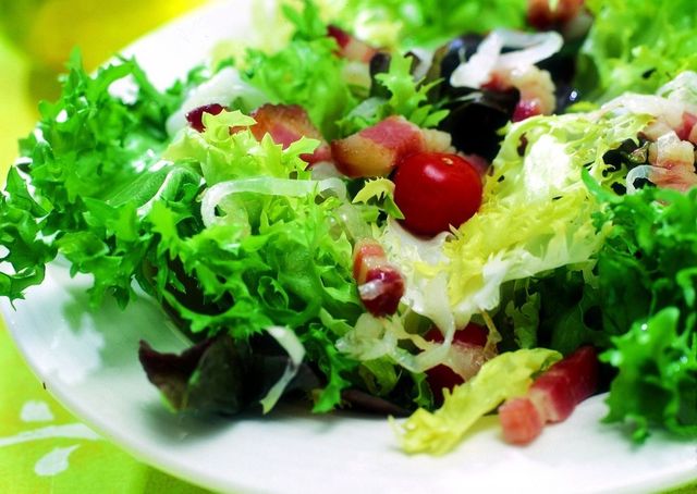 Food, Salad, Leaf vegetable, Ingredient, Produce, Vegetable, Garden salad, Garnish, Dish, Plate, 