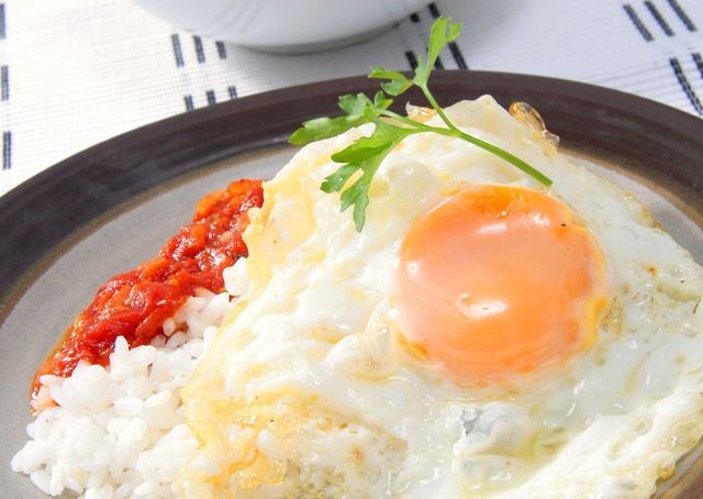 Food, Egg yolk, Fried egg, Dishware, Ingredient, Steamed rice, Rice, Dish, Meal, Breakfast, 