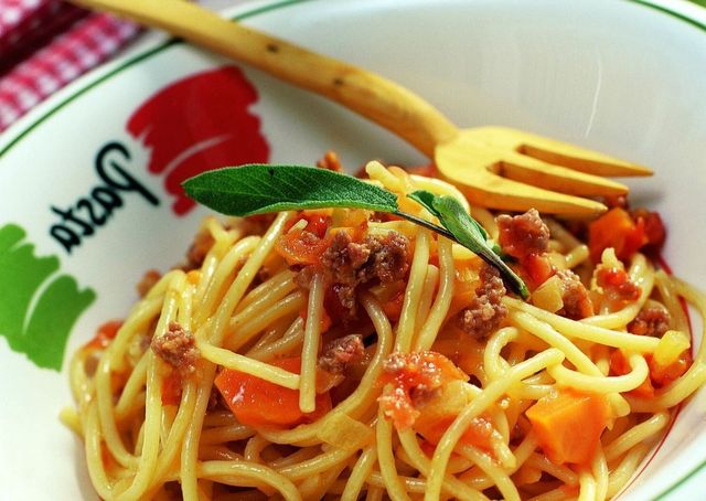 Food, Cuisine, Pasta, Noodle, Spaghetti, Chinese noodles, Ingredient, Dishware, Produce, Dish, 