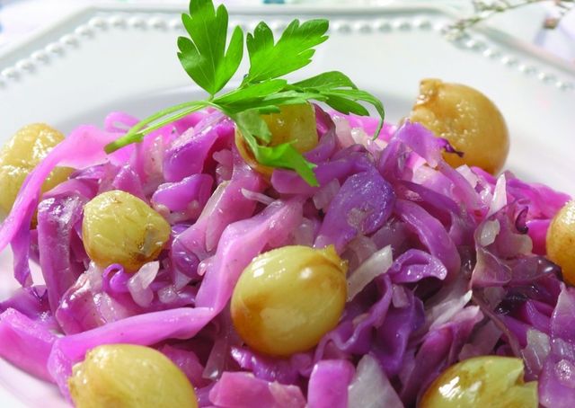Food, Purple, Onion, Vegetable, Produce, Violet, Red onion, Root vegetable, Fruit, Natural foods, 