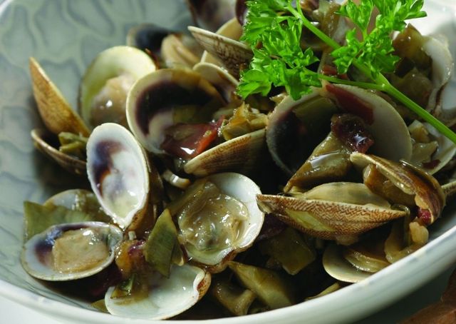 Food, Bivalve, Clam, Seafood, Natural material, Molluscs, Shell, Leaf vegetable, Shellfish, Recipe, 