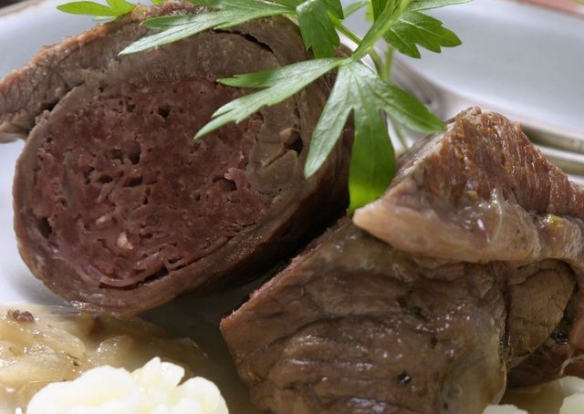 Food, Leaf, Meat, Ingredient, Dish, Beef, Recipe, Ostrich meat, Animal product, Boiled beef, 