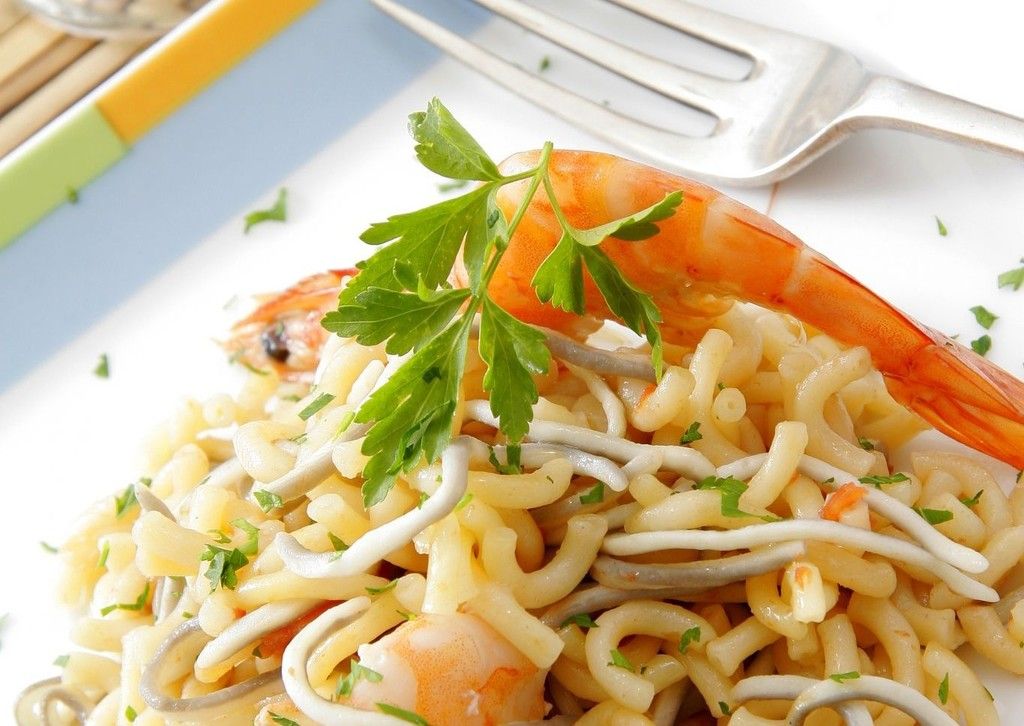 Food, Cuisine, Ingredient, Dishware, Noodle, Chinese noodles, Recipe, Pancit, Kitchen utensil, Pasta, 