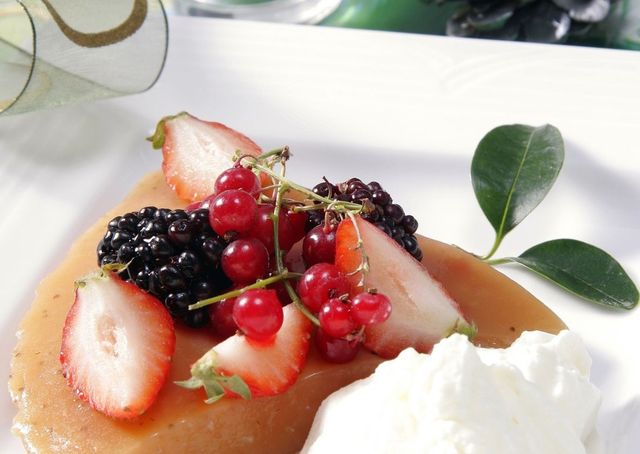 Gelatina de naranja sin azúcar con frutos rojos