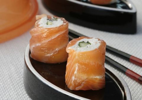 Rollitos De Salmon Ahumado Con Queso Y Pepino