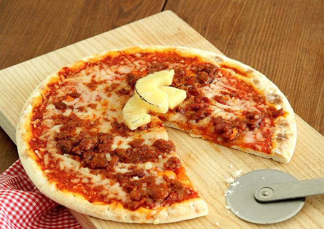 Food, Cuisine, Pizza, Baked goods, Dish, Ingredient, Finger food, Recipe, Flatbread, California-style pizza, 