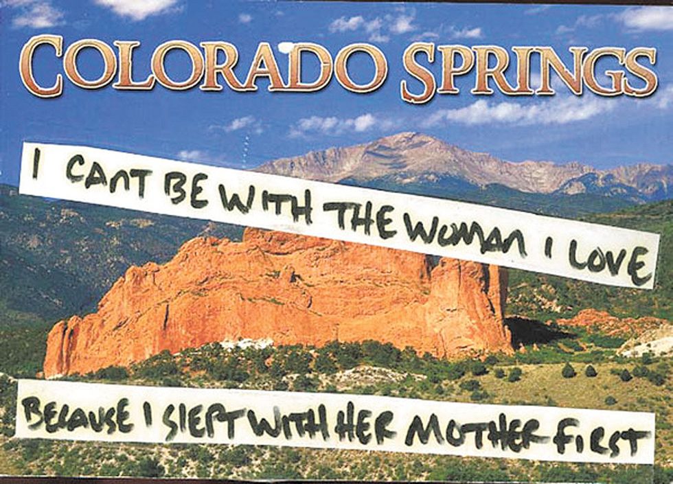 <p>¿Se puede alguien ganar la vida recibiendo cartas? La respuesta es sí, y en concreto, postales. El fenómeno PostSecret nació en 2003, de la mano de un artista estadounidense llamado Frank Warren. Estaba buscando una idea para presentar en una exposición, y repartió unas cuantas postales con su dirección, para que algunas personas escribieran en ellas un secreto y, de forma anónima, se las enviaran para luego juntarlas y hacer una obra. Pero el fenómeno se fue extendiendo, y cada vez le llegaban más cartas, de cualquier rincón del mundo, contando secretos muy personales de todo tipo: secretos de familia, fantasías inconfesables, deseos sexuales… cualquier cosa que cupiera en una postal. El artista decidió abrir un blog y colgar, todos los domingos, algunas de esas confesiones. Más de una década después, Warren ha publicado varios libros con las cartas y su blog ha recibido numerosos premios y millones de visitas. Si quieres desahogarte y contarle algo, en <a href="http://postsecret.com/" target="_blank">postsecret.com</a> tienes la dirección. </p>