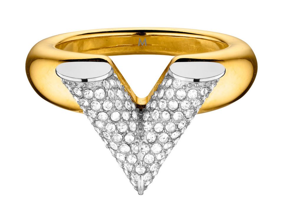 <p>Sometido a precisos procesos de tallado, grabado y pulido, este anillo de <a href="http://es.louisvuitton.com/esp-es/productos/anillo-essential-v-strass-010163" target="_blank">Louis Vuitton</a> es fácil de combinar y tiene un diseño atemporal y versátil, que se adapta a cualquier estilo y edad (375 €).</p>