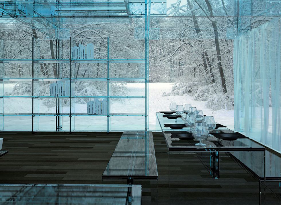 <p>Tanto el exterior como el interior está realizado en cristal, prácticamente en su totalidad. La fachada transparente permite una experiencia visual de 360 grados.</p>