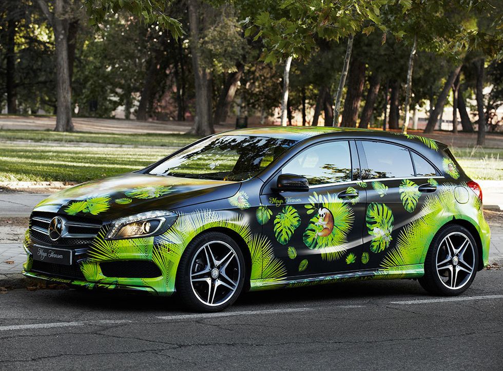 <p>Su Mercedes parece recién llegado del trópico, donde los verdes son protagonistas, al igual que los lémures.</p>