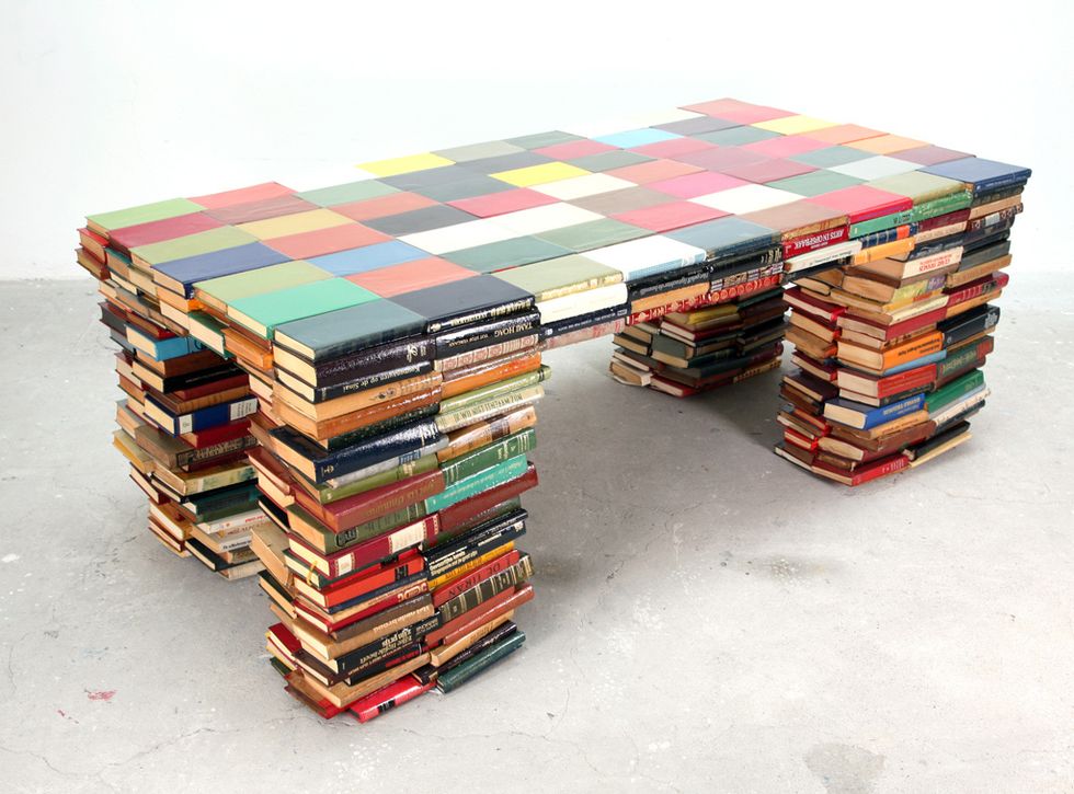 <p>Una mesa a base de libros, también de Richard Hutten.</p>