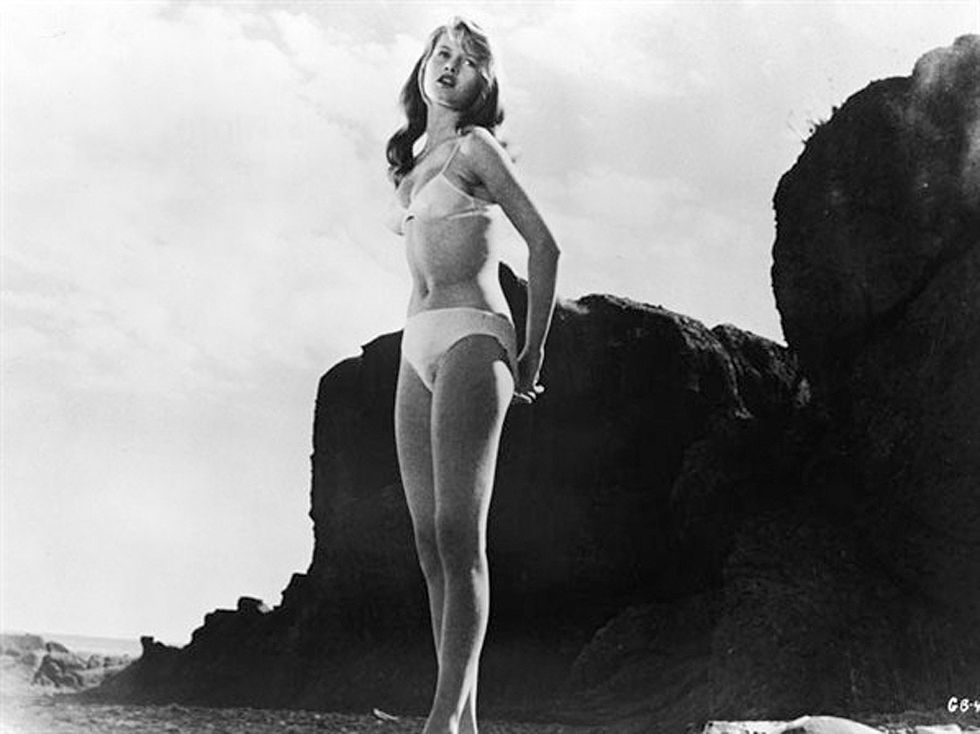 <p>La aparición de la actriz en bikini en <strong>'Y Dios creó a la mujer'</strong> (1956) le sirvió a Brigitte Bardot para dos cosas. La primera, para lanzarla al estrellato mundial. La segunda, para ser condenada por varios grupos religiosos. </p>