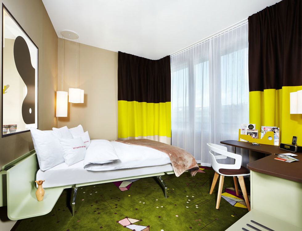 <p>En las habitaciones, cama<i> Legno Letto</i> y silla <i>Segesta,</i> dos diseños de Häberli para Alias. </p>