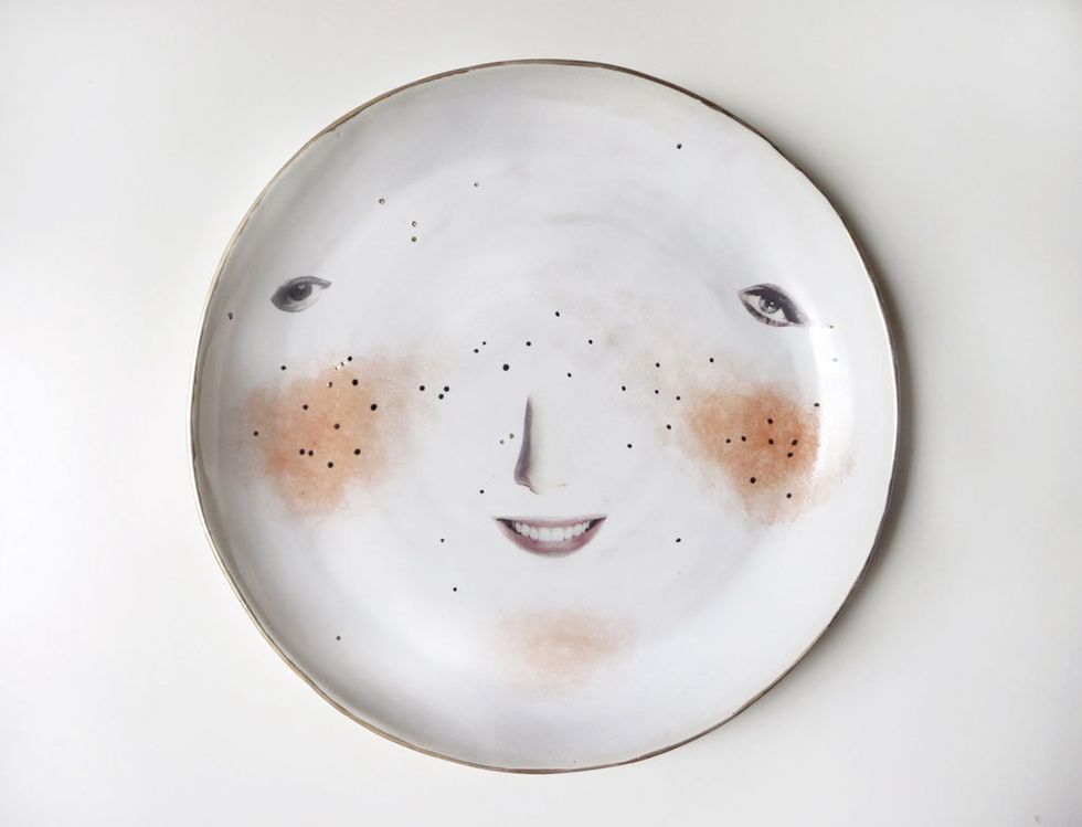 <p>Nos chiflan <i>Funny Faces,</i> platos modelados a mano en pasta de papel y  decorados con calcas  digitales por la artista y diseñadora Sophie Aguilera. </p>
