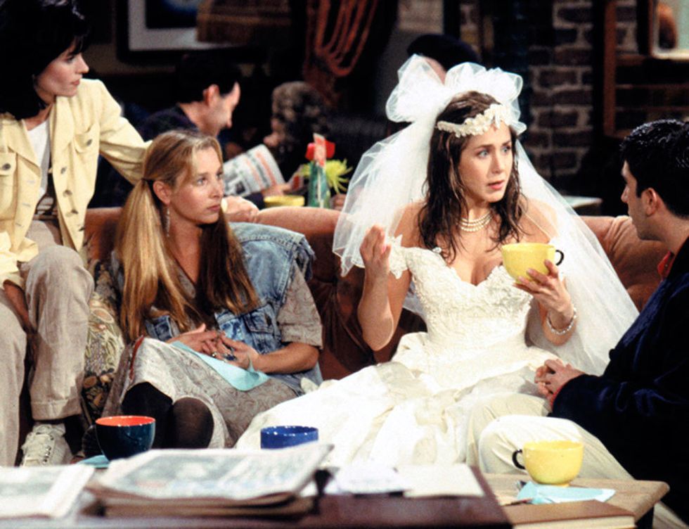 <p>¿Quién no recuerda el vestido de novia con el que Rachel, de <strong>'Friends'&nbsp;</strong>huyó de su propia boda con su novio Berry? Muy de los 90 y poco rescatable hoy en día.</p>