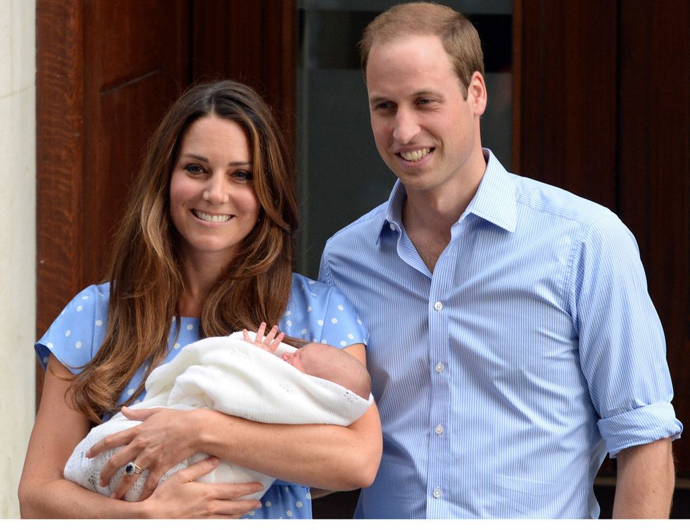 <p>El 22 de julio de 2013 nacía el príncipe George en el Hospital de St. Mary y tan sólo 24 horas despues, ya era su presentación oficial que siguieron en directo los medios de comunicación del mundo entero.</p>