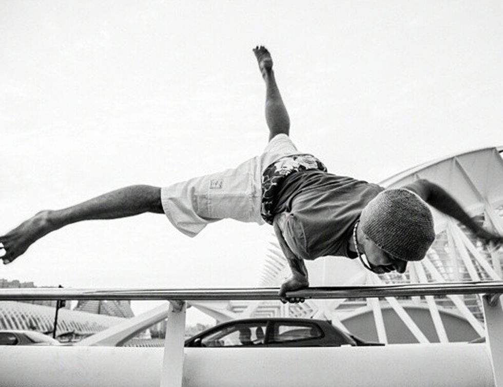<p>
<strong>Deva Kumar</strong> (<a href="https://instagram.com/deva_acro/" target="_blank">@deva_acro</a>)<br />Deva es el claro ejemplo de que los hombres también tienen espacio en el mundo del Yoga. Este instructor venezolano es experto en el Acro Yoga, técnica acrobática basada en el yoga.</p>