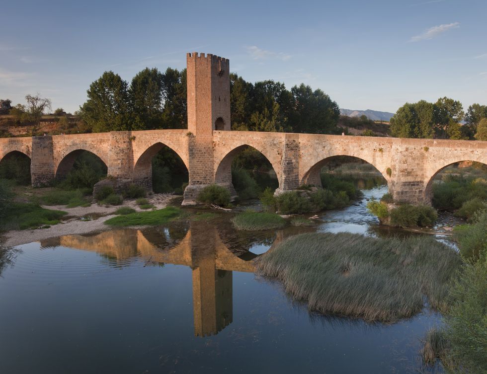<p>Ubicado en el Valle de Tobalina, Burgos, y situado a los pies del río Ebro, en su interior esconde un castillo, una muralla, la Torre del Homenaje, casas colgadas, las Iglesias de San vicente y San Vitores y un puente medieval cargados de historia y encanto.</p>