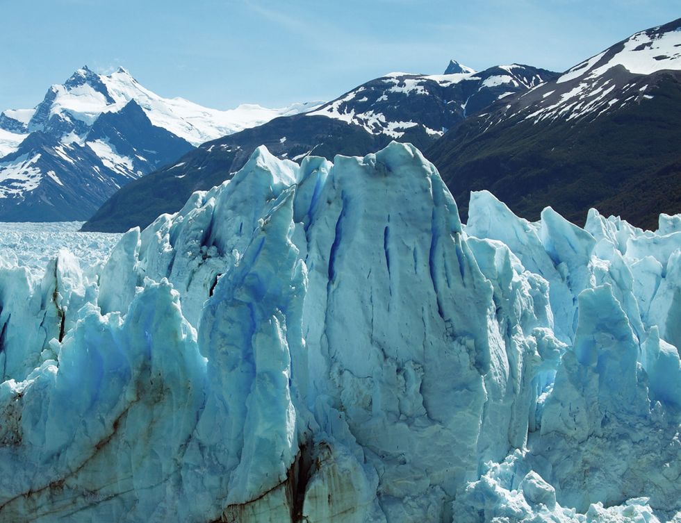 <p>Argentina y Chile comparten un área glacial inmensa, que cada año funde 20 millones de toneladas de hielo por la acción continua del calentamiento global.</p>