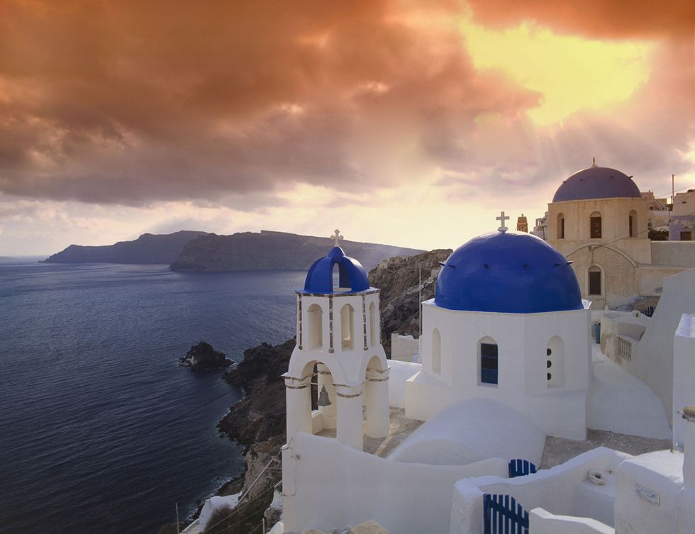 <p>Este pueblo griego ubicado a 11 kilómetros al norte de Fira es un referente de la isla de Santorini. Sus casas incrustadas en la roca volcánica son muy reconocibles, pero si hay algo que no puedes perderte son sus espectaculares puestas de sol, famosas en todo el mundo.</p>