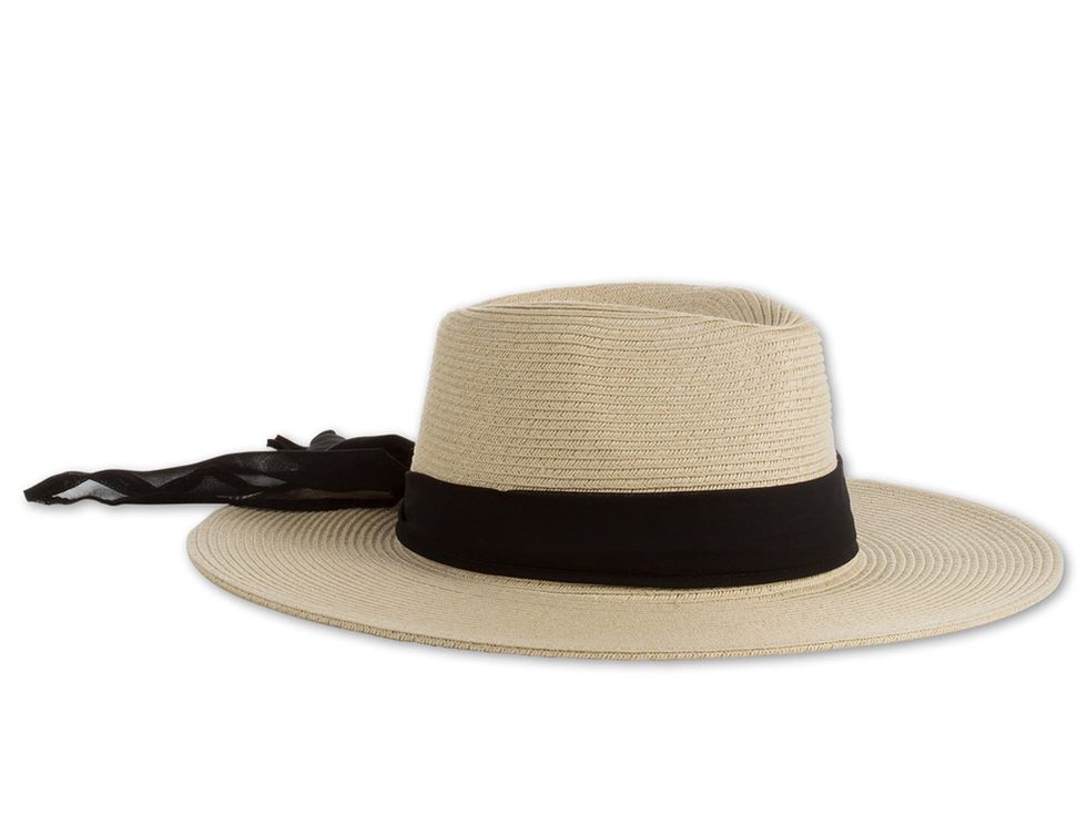 <p>Sombrero XXL con cinta negra (6,90 €).</p>