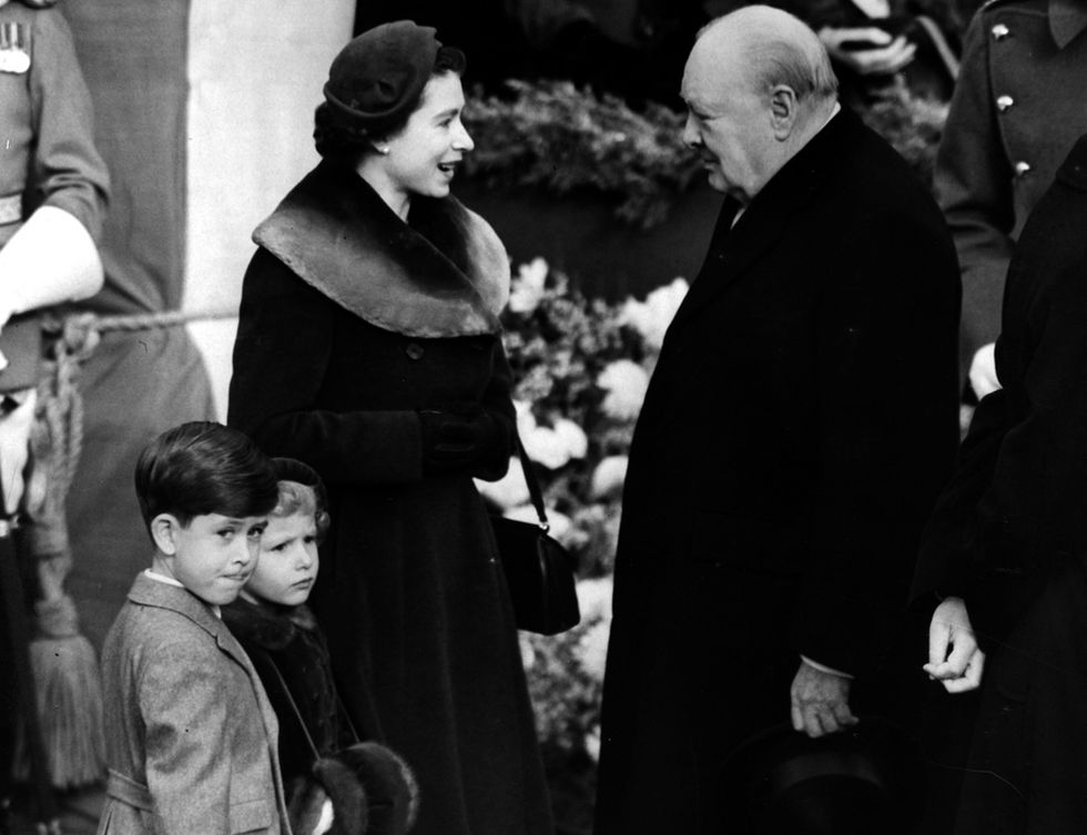 <p>En sus 63 años de reinado ha tenido reuniones con personajes de distintos ámbitos sociales. En esta imagen del año 1953 aparece junto a Churchill.&nbsp;</p>