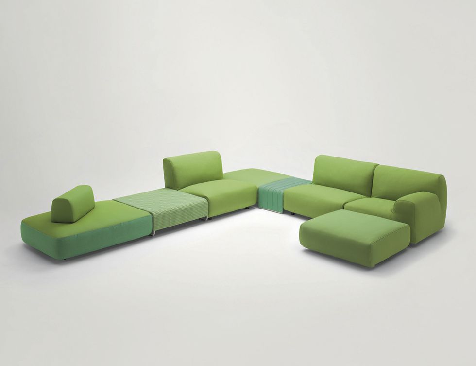 <p>Y compón el sofá a tu antojo. El modelo <i>Welcome Jolly,</i> de <strong>Paola Lenti,</strong> ofrece asientos,  reposapiés, mesas... en estimulantes verdes hierba y menta. ¡Y es apto para exterior! </p>