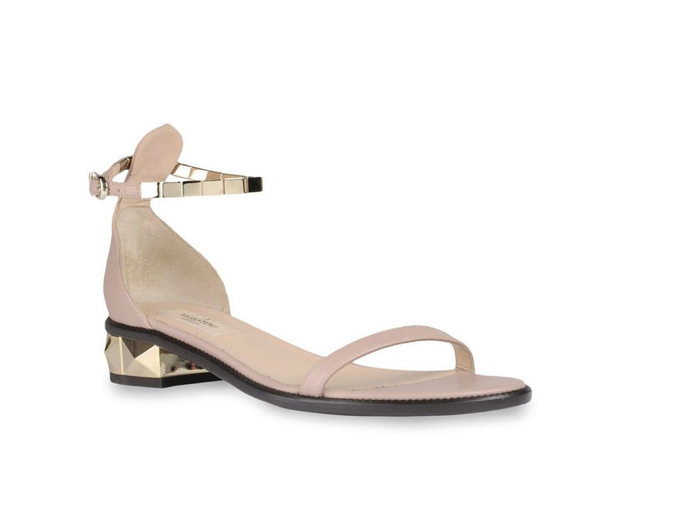 <p>Sandalias rosas con apliques dorados (640 €), de <strong>Valentino</strong>.</p>