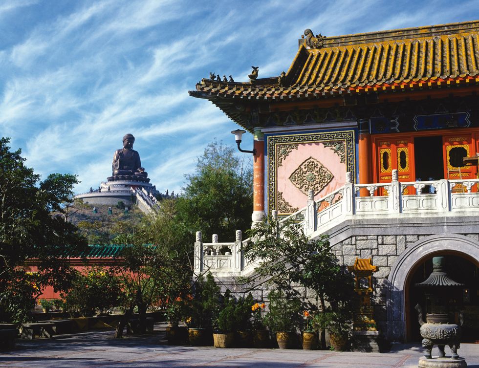 <p>La metrópoli China es visitada cada año por cerca de 26 millones de turistas. La mayoría van a fotografiarse con esta estatua de bronce gigante, con 34 metros de altura, del Buda Tian Tan.</p>