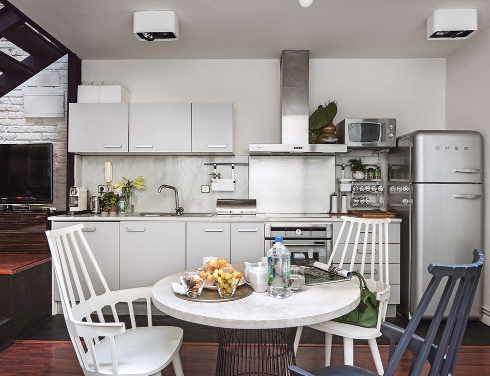 <p>La acogedora cocina, con mobiliario de Biotti y encimera de mármol Macael, está abierta al comedor y al salón. La nevera retro, de Smeg, encaja a la perfección con  el estilo de la casa. </p>