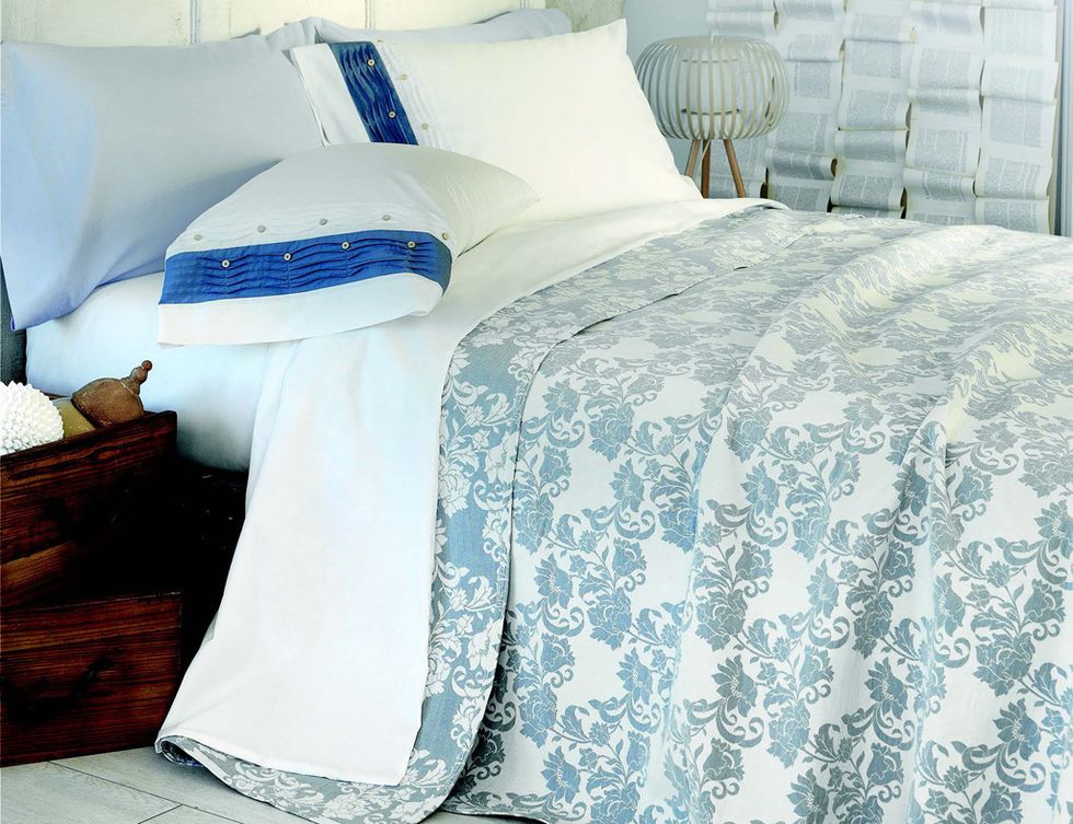 <p>Renueva los textiles en tu dormitorio. Cubre tu cama con estampados en diferentes tonos de azul y dale una brisa fresca a tu cuarto. La colcha de la imagen es de <a href="http://www.elcorteingles.es/tienda/hogar/browse/productDetail.jsp?productId=A7957965&amp;categoryId=999.1329134676&amp;selectedSkuColor=135.4&amp;fromAjax=true&amp;isProduct=true&amp;trail=&amp;pcProduct=&amp;trailSize=1&amp;navAction=jump&amp;navCount=0&amp;brandId=&amp;cm_mmc=elle%20_%20contenedores-_-acuerdo%20_%202013-07-15%20_%20hogar-_-noticia%20_%20deco-_-segunda%20casa" target="_blank"><strong>Dalini,</strong></a> modelo Limoges Azul (59,99 € para una cama de 90 cm).</p>